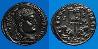 RÖMISCHE KAISERZEIT Centenionalis Constantin I (307-337). . Siscia. 2e officine, R/: trophée -