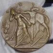 Deutschland Karl Goetz Bronzemedaille 1918 Dated 20 Jahre Tod von Bismarck Satirische Medaille Krone am Boden Weinende Germania gußfrisch