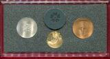 Medaillensatz Gold Silber Kupfer JAPAN WORLD EXPOSITION OSAKA, 1970 3 Medals original holder Bankfrisch matt, Silber hat Kontaktmarke in Orig. Holder