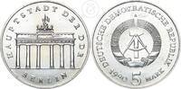 DDR 5 Mark 1990 Gedenkm&uuml;nze Berlin, Brandenburger Tor pr&auml;gefrisch 10,00 EUR  zzgl. 4,90 EUR Versand