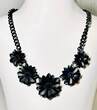 Collier Kette Schwarze Strassblumen-Kragenkette getragen und befindet sich in einem guten Zustand