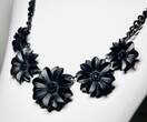 Collier Kette Schwarze Strassblumen-Kragenkette getragen und befindet sich in einem guten Zustand