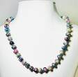 Collier Kette Halskette mit schwarzen Perlen und floralen Motiven getragen und befindet sich in einem guten Zustand