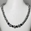 Collier Kette Schwarze Perlenkette mit weißen Blumenmotiven getragen und befindet sich in einem guten Zustand