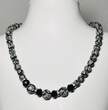 Collier Kette Schwarze Perlenkette mit weißen Blumenmotiven getragen und befindet sich in einem guten Zustand