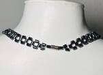 Collier Kette Dunkel glänzende graue Halskette aus metallfarbenen Perlen getragen und befindet sich in einem guten Zustand