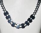 Collier Kette Dunkel glänzende graue Halskette aus metallfarbenen Perlen getragen und befindet sich in einem guten Zustand