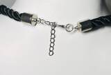 Collier Kette Schwarze dicke Halskette mit Metallakzent getragen und befindet sich in einem guten Zustand