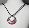 Collier Kette Schwarzer Plastik Halskette mit Metallakzenten und Pinker Farbe Anhänger getragen und befindet sich in einem guten Zustand