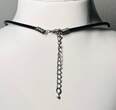 Collier Kette Schwarzer Plastik Halskette mit Metallakzenten und Pinker Farbe Anhänger getragen und befindet sich in einem guten Zustand