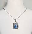 Silberschmuck 900er Silber Geschnitzter Soldieranhänger blau Silber Halskette, getragen und befindet sich in einem guten Zustand