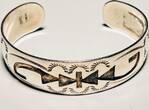 Silberschmuck 925er Silber Sterling Silberarmband mit Musterprägung getragen und befindet sich in einem guten Zustand