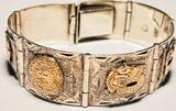 Silberschmuck 925er Silber Vintage Taxco Sterling Panel Armband mit goldenen Figuren getragen und befindet sich in einem guten Zustand
