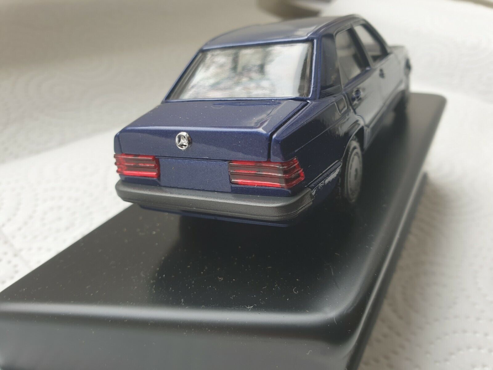 Mercedes 190 W201 rouge Cursor Modell 1/35 eme - Collection