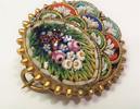 Kleine runde vergoldete Brosche mit buntem Bluemen Motiv -