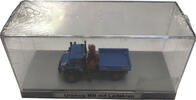 Modellauto Mercedes Unimog mit Ladekran in Kunststoffvitrine -