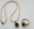 Goldschmuck Set 333, 8Kt Gold Ring und Collier mit Süßwasserperlen, Diamanten und Saphir -