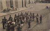 Deutschland Deutsches Reich AK Ansichtskarte Postkarte, I. WK Weltkrieg Feldpost Gardejäger Kapelle bringt den Verwundeten eines Feldlazaretts ein Ständ -