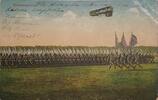 Deutschland Deutsches Reich AK Ansichtskarte Postkarte, I. Weltkrieg Feldpost, arademarsch mit Doppeldecker über der Kompanie 1915 -