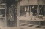Deutschland Deutsches Reich AK Ansichtskarte Postkarte, I. WK Weltkrieg Feldpost, Unbenutzt, Mann in einem Geschäft stehend -