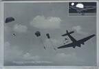 Drittes Reich Deutschland AK Postkarte, 2. Weltkrieg, Propaganda Ansichtskarte, Deutsche Wehrmacht, Luftwaffe, Absprung deutscher Fallschirmjäger -