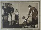 Drittes Reich Deutschland AK Postkarte, 2. Weltkrieg, Propaganda Ansichtskarte, Ganzsache Kinder und Jugendliche mit Adolf Hitler -