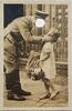 Deutschland, Drittes Reich, 2. Weltkrieg AK Ansichtskarte, Postkarte Augsburg, Adolf Hitler, Die kleine Gratulantin, Mädchen mit Blumen, Propaganda -