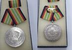 Deutschland DDR Medaille für treue Dienste NVA , mit Spange und Etui -